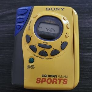 SONY Walkman WM-FS493 Sports Radio Cassette‎ Player Missing Back Cilp.